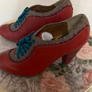 Never worn red leather stunning tweed blend on top laces green ties 😍